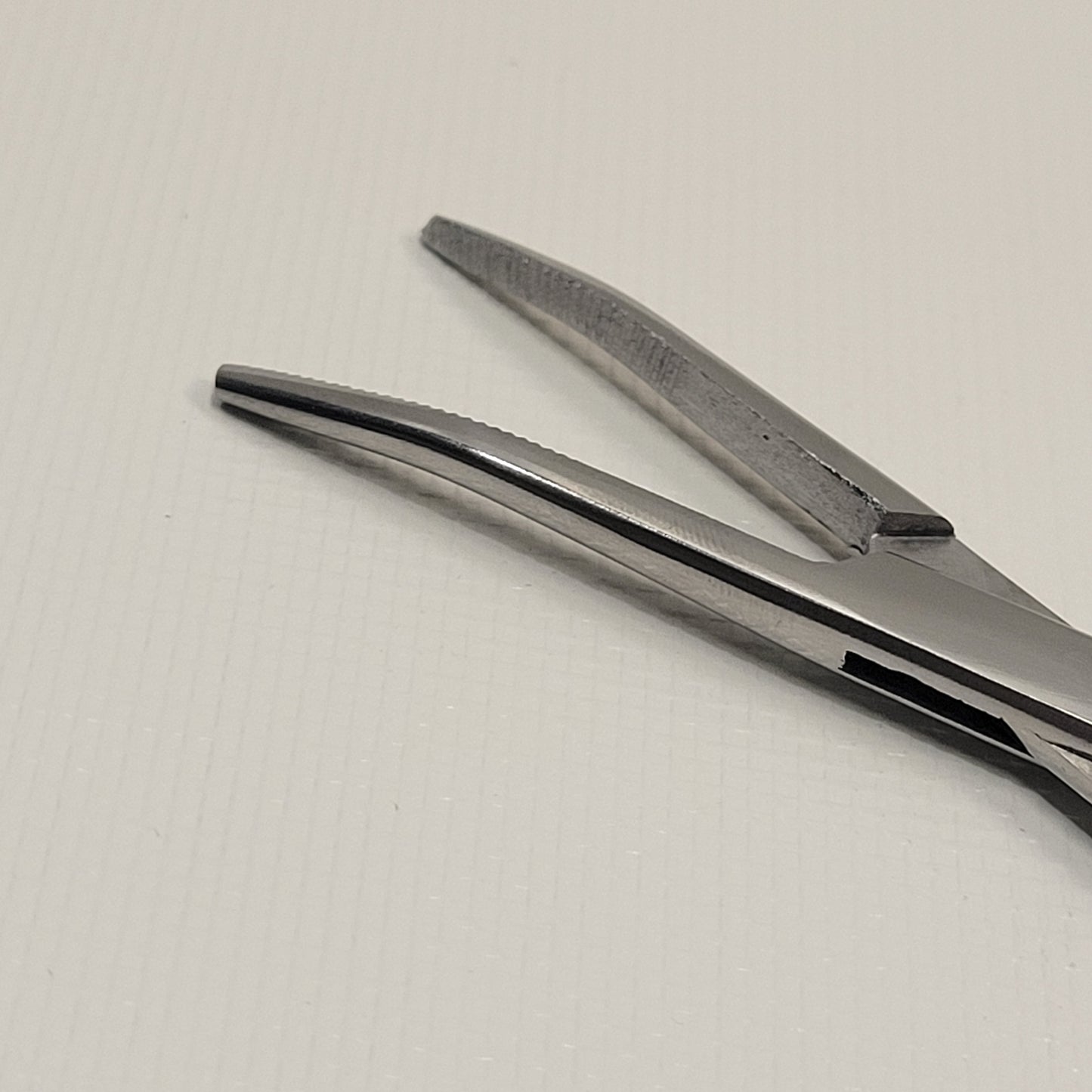 5.5" Self-Locking Tweezers / Hemostat w/ Curved End